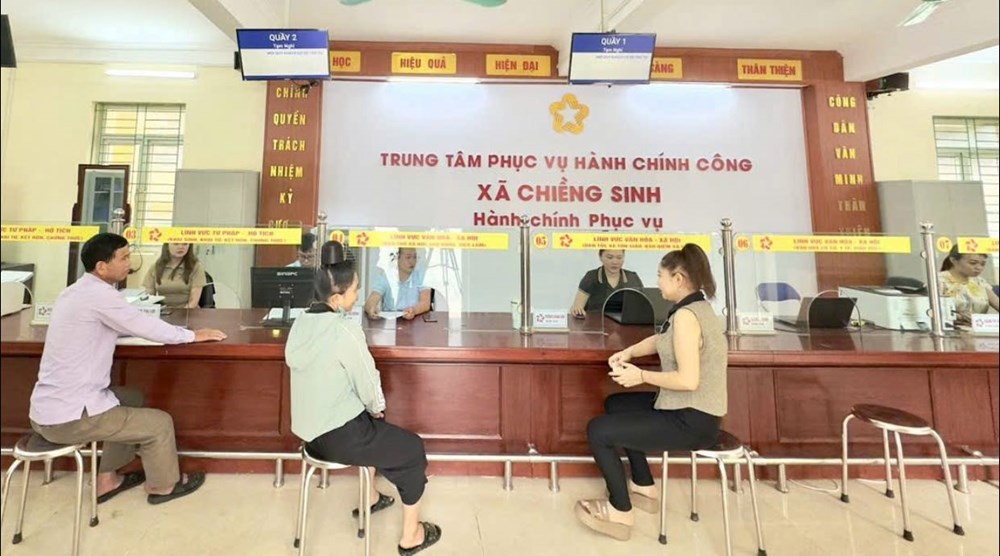 Công dân đầu tiên đăng ký khai sinh tại xã Chiềng Sinh sau hợp nhất - ảnh 1