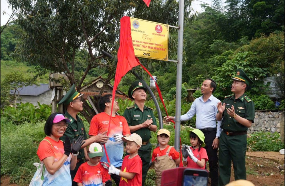 Chung tay thắp sáng vùng biên giới Phiêng Khoài - ảnh 1