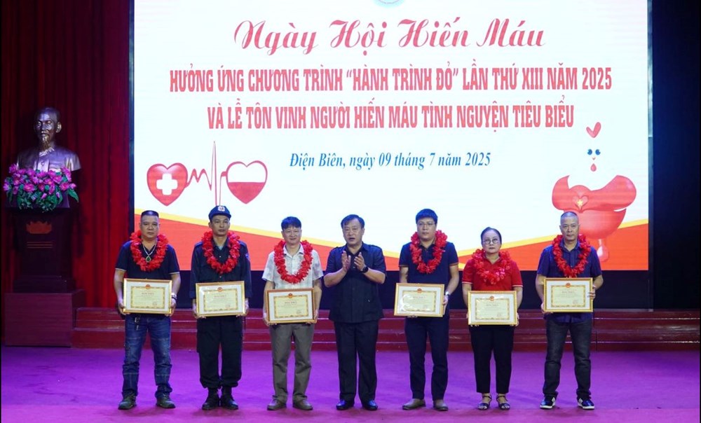 Điện Biên tôn vinh người hiến máu tiêu biểu và khởi động “Hành trình Đỏ” 2025 - ảnh 1