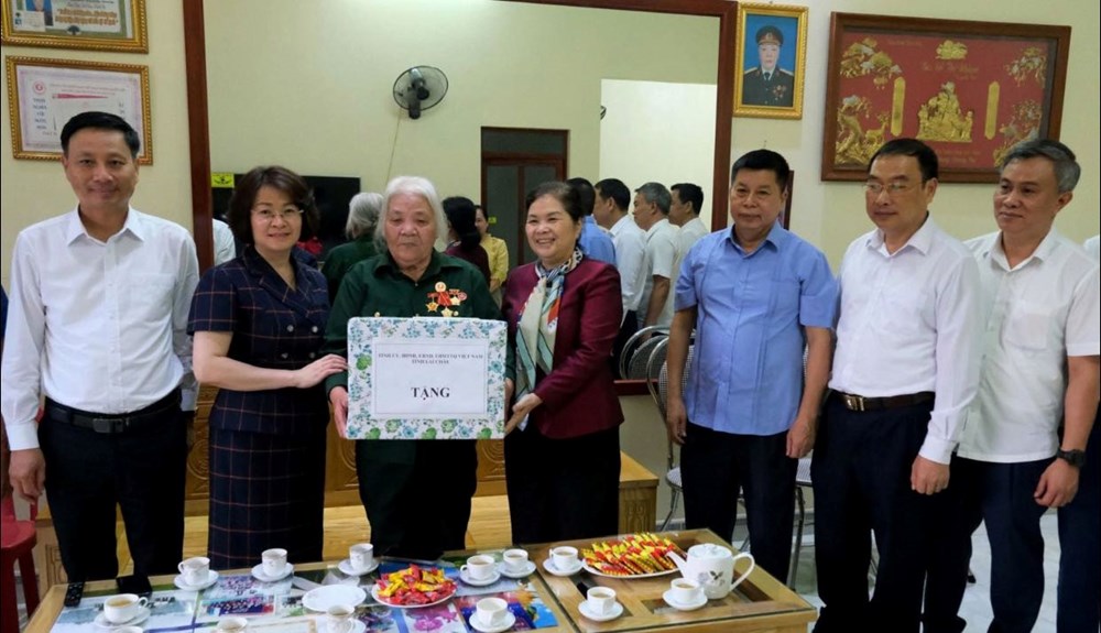 Tặng quà các gia đình chính sách nhân kỷ niệm 78 năm ngày Thương binh -Liệt sĩ - ảnh 1