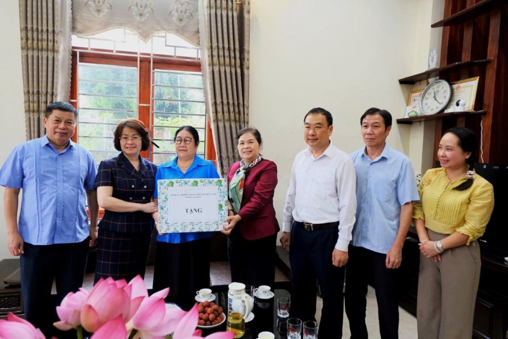 Tặng quà các gia đình chính sách nhân kỷ niệm 78 năm ngày Thương binh -Liệt sĩ - ảnh 2