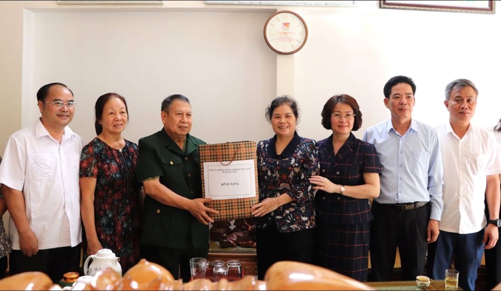 Tặng quà các gia đình chính sách nhân kỷ niệm 78 năm ngày Thương binh -Liệt sĩ - ảnh 3