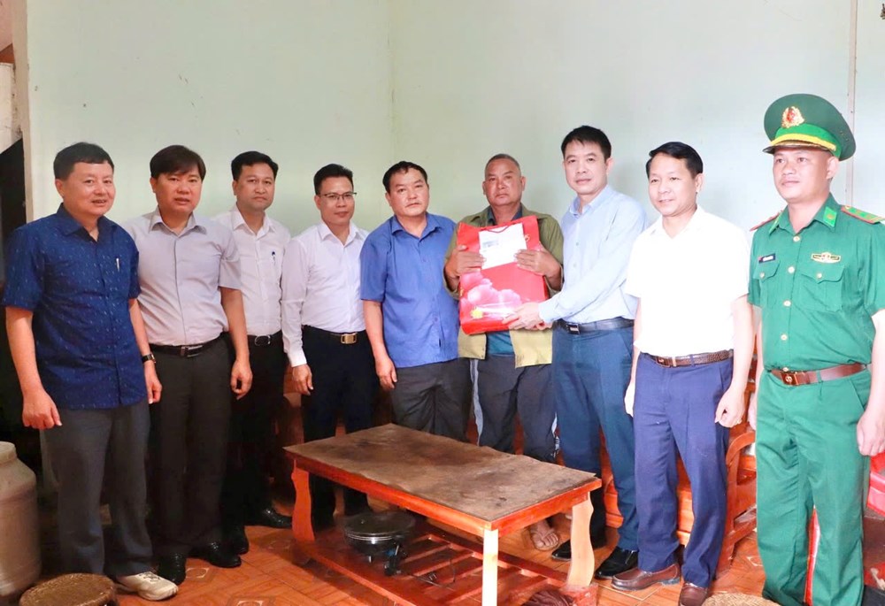Lai Châu: Thăm, tặng quà động viên các gia đình liệt sĩ xã biên giới Sì Lở Lầu - ảnh 1