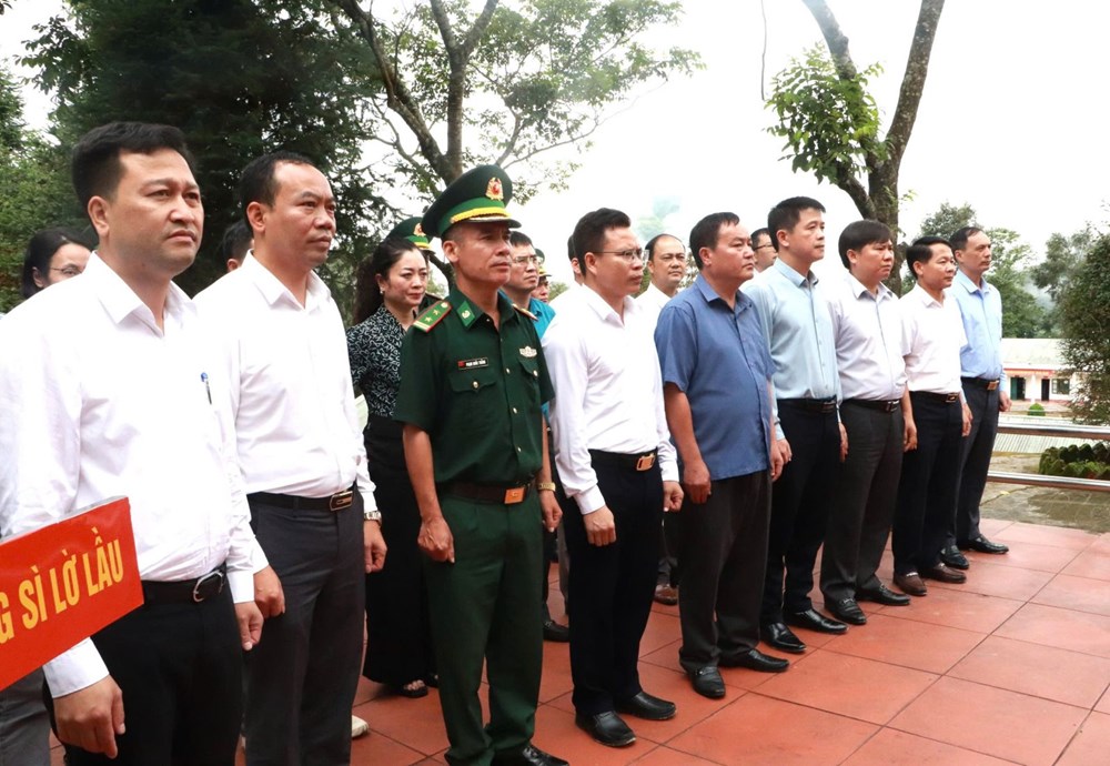 Lai Châu: Thăm, tặng quà động viên các gia đình liệt sĩ xã biên giới Sì Lở Lầu - ảnh 3