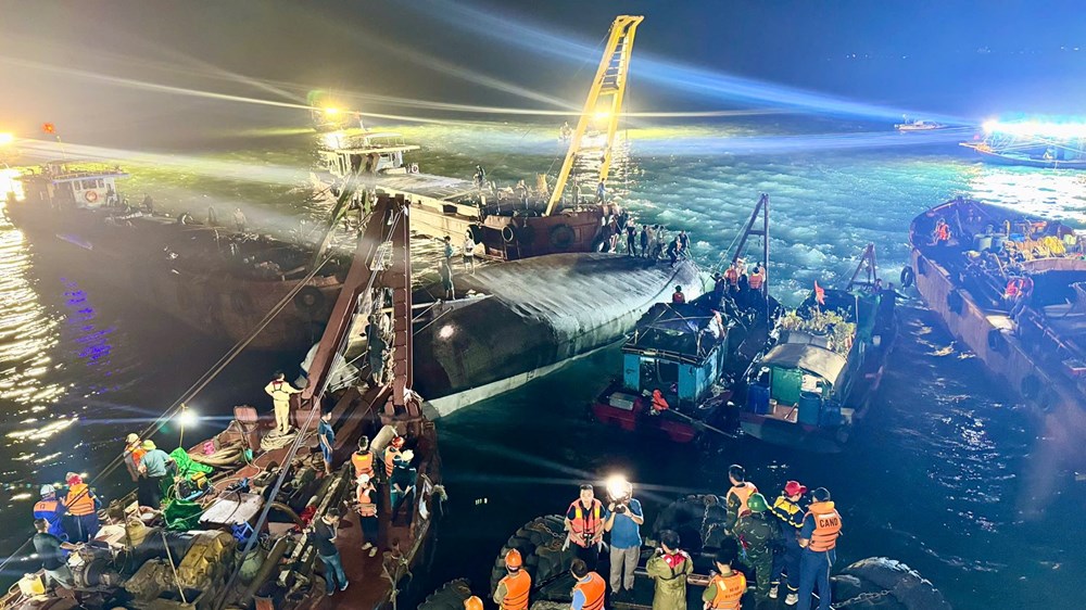  Khẩn trương tìm kiếm cứu nạn, khắc phục hậu quả vụ lật tàu tại Quảng Ninh - ảnh 12
