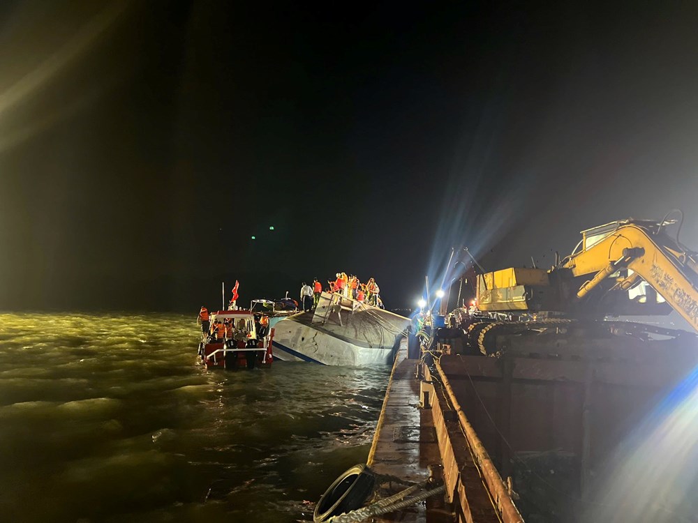  Khẩn trương tìm kiếm cứu nạn, khắc phục hậu quả vụ lật tàu tại Quảng Ninh - ảnh 10
