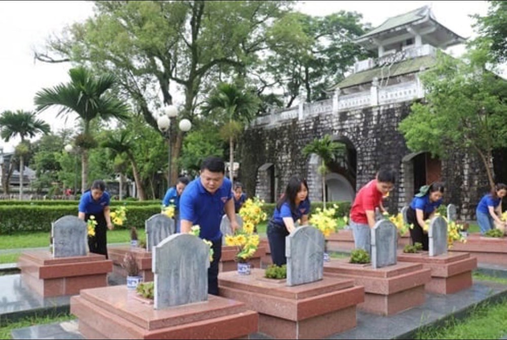 Tháng 7 tri ân các anh hùng, liệt sĩ trên mảnh đất lịch sử Điện Biên Phủ - ảnh 2