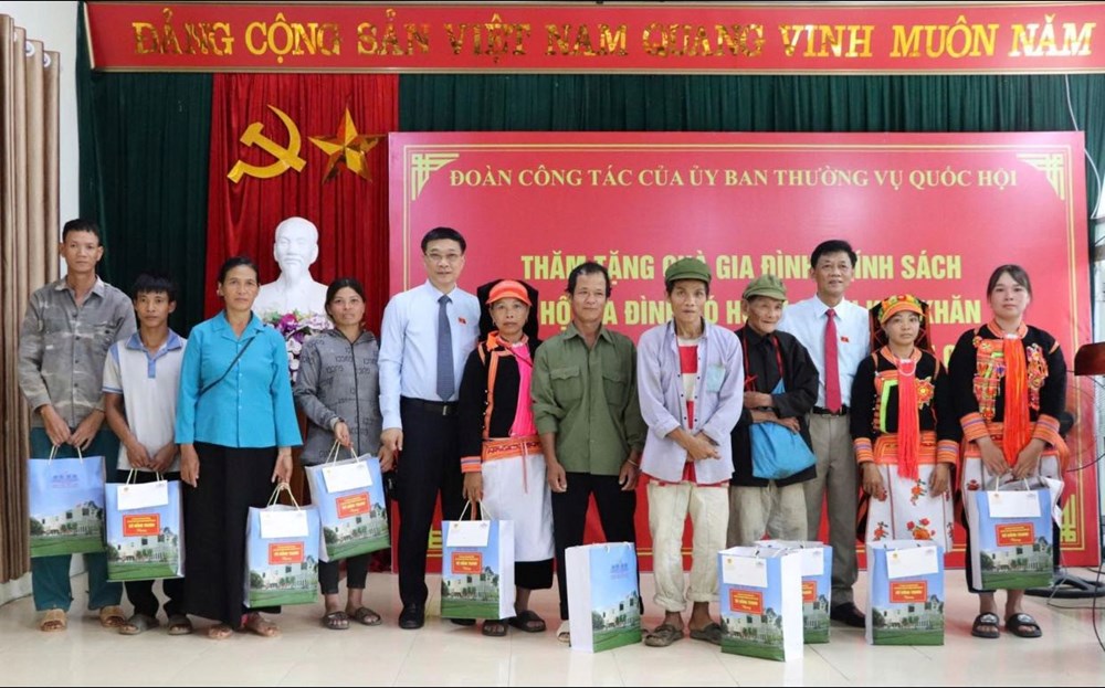 Phó Chủ tịch Quốc hội Vũ Hồng Thanh thăm các gia đình chính sách ở Lai Châu - ảnh 5
