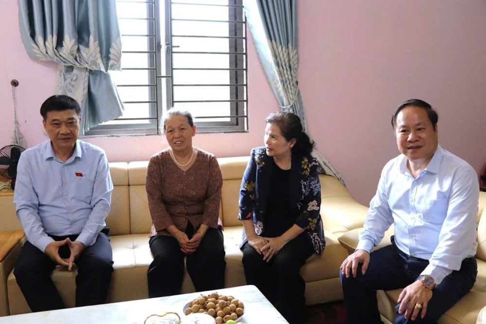 Phó Chủ tịch Quốc hội Vũ Hồng Thanh thăm các gia đình chính sách ở Lai Châu - ảnh 2