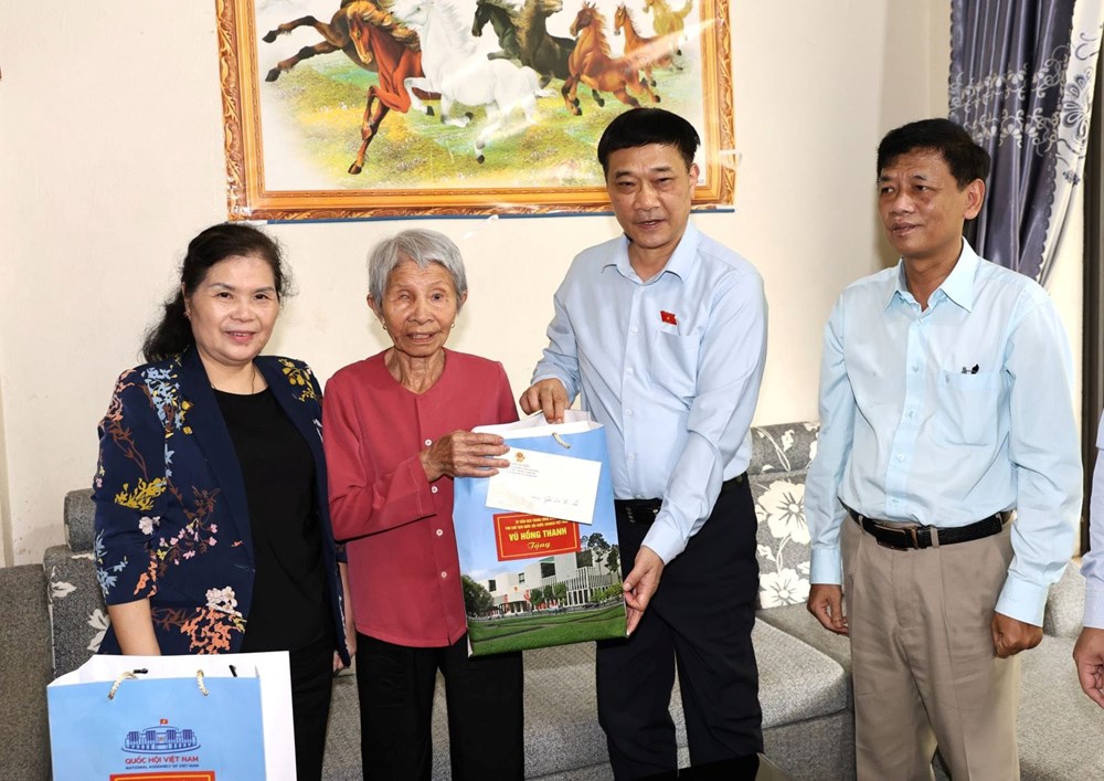 Phó Chủ tịch Quốc hội Vũ Hồng Thanh thăm các gia đình chính sách ở Lai Châu - ảnh 1
