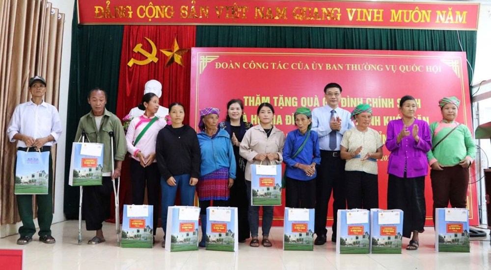 Phó Chủ tịch Quốc hội Vũ Hồng Thanh thăm các gia đình chính sách ở Lai Châu - ảnh 6