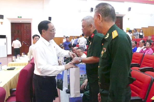 Phó Chủ tịch Quốc hội  Trần Quang Phương thăm các gia đình chính sách tại Điện Biên - ảnh 2