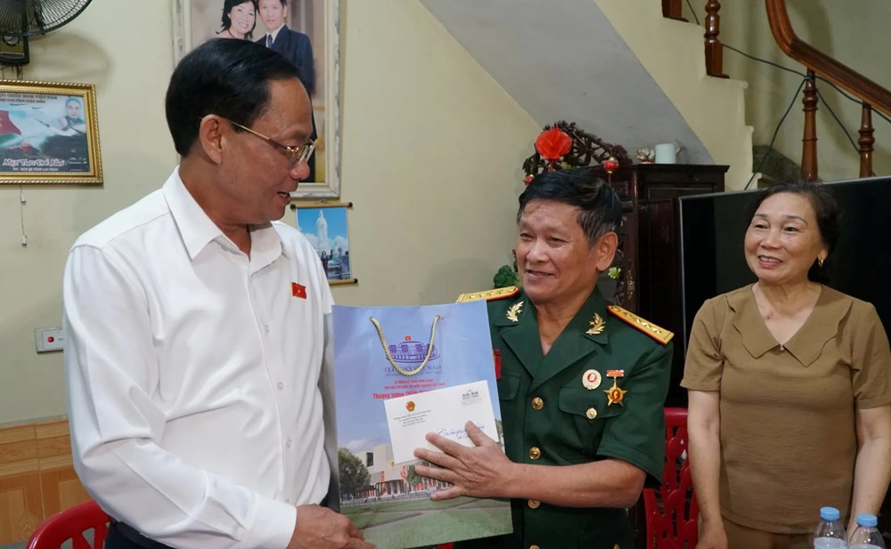 Phó Chủ tịch Quốc hội  Trần Quang Phương thăm các gia đình chính sách tại Điện Biên - ảnh 1