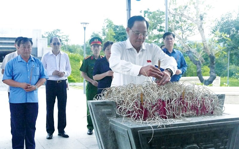 Phó Chủ tịch Quốc hội  Trần Quang Phương thăm các gia đình chính sách tại Điện Biên - ảnh 3