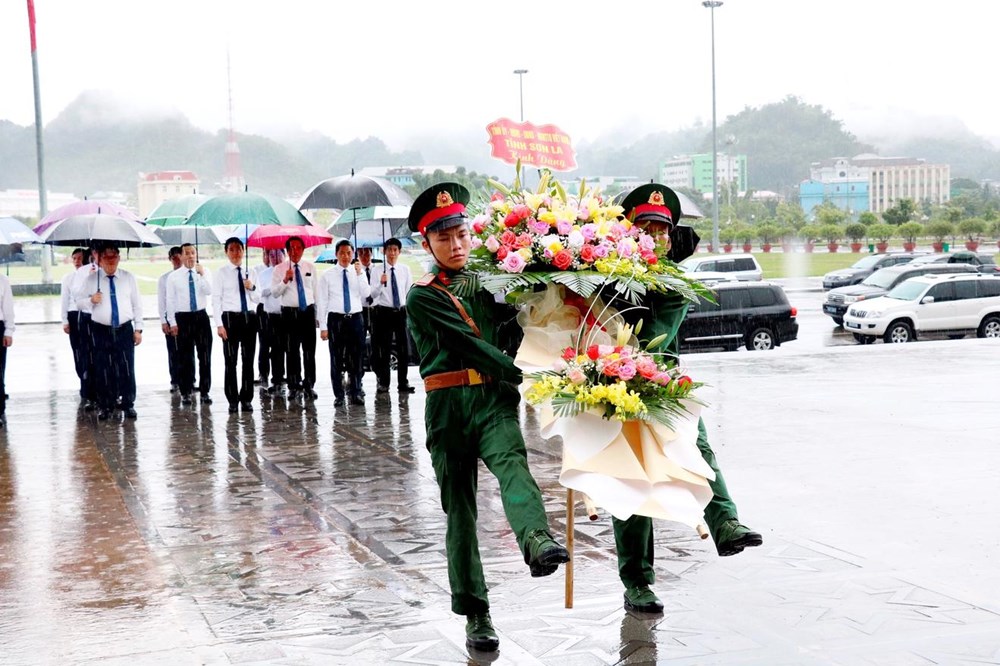  Sơn La: Dâng hương tưởng nhớ Chủ tịch Hồ Chí Minh và các Anh hùng liệt sĩ - ảnh 1