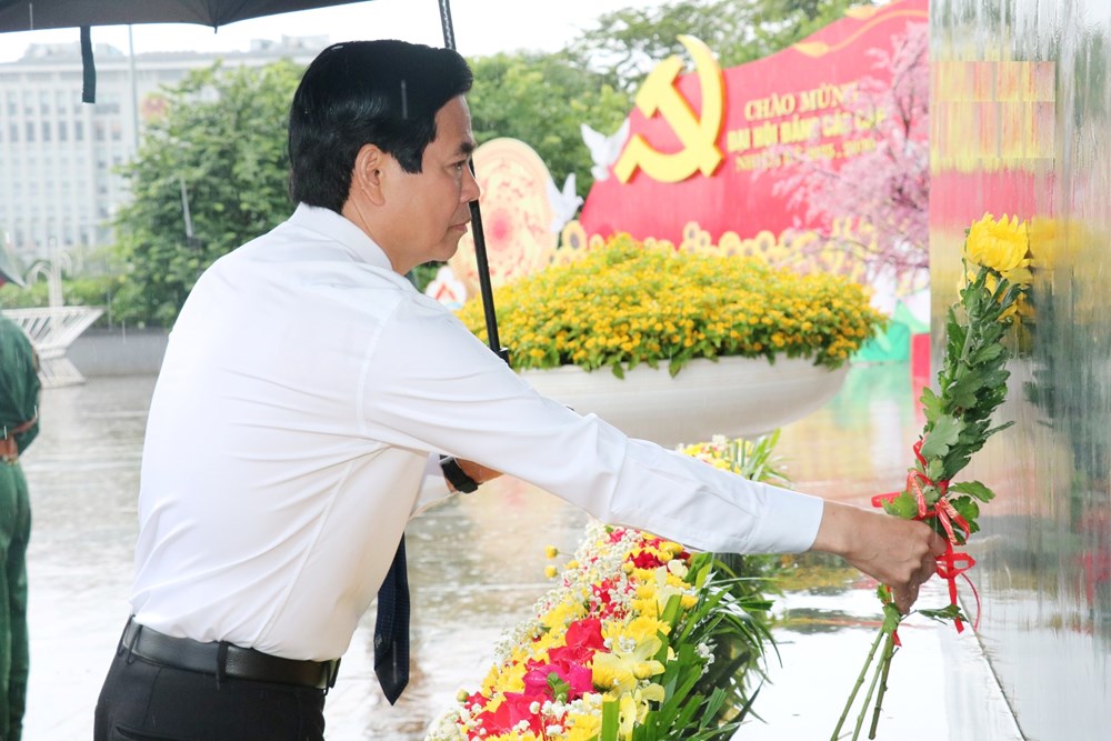  Sơn La: Dâng hương tưởng nhớ Chủ tịch Hồ Chí Minh và các Anh hùng liệt sĩ - ảnh 2