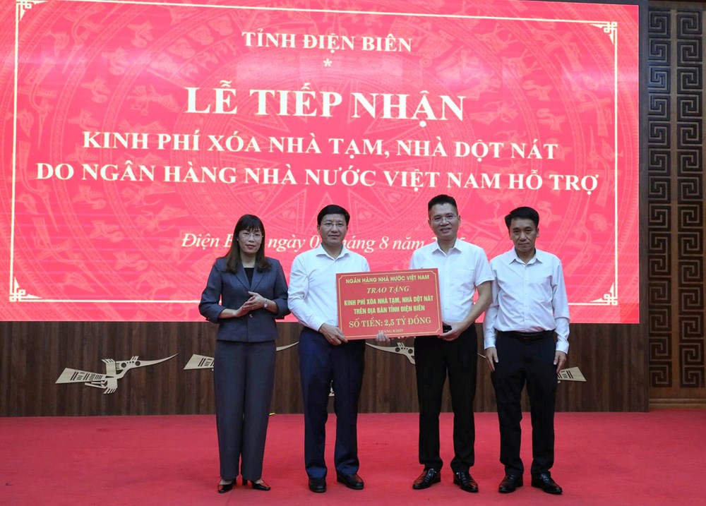 Trao tặng tỉnh Điện Biên 2,5 tỷ đồng xóa nhà tạm, nhà dột nát - ảnh 1