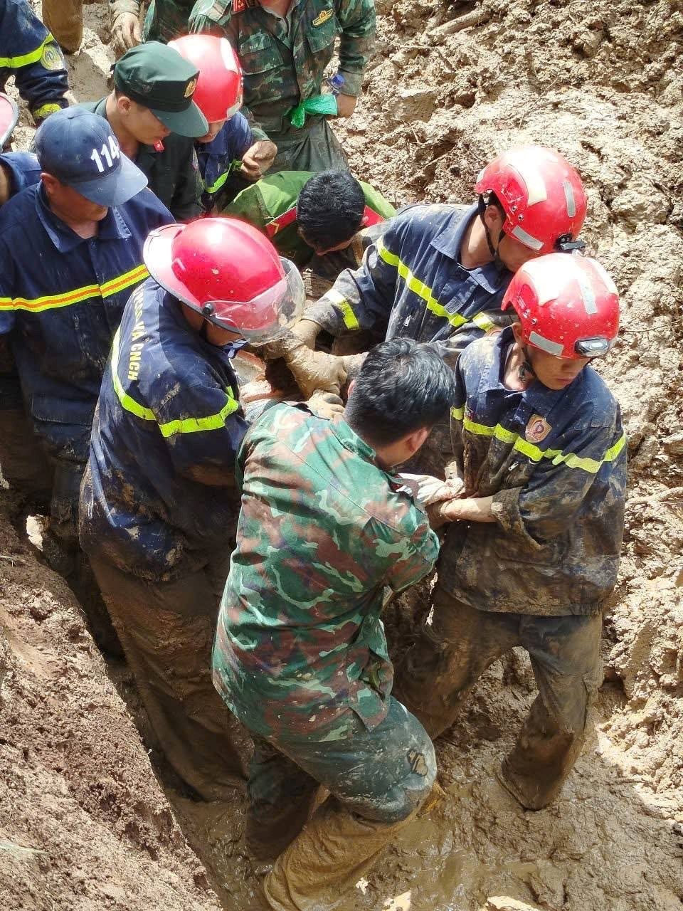 Tìm thấy thi thể 2 cháu nhỏ bị vùi lấp tại bản Háng Pu Xi - ảnh 5