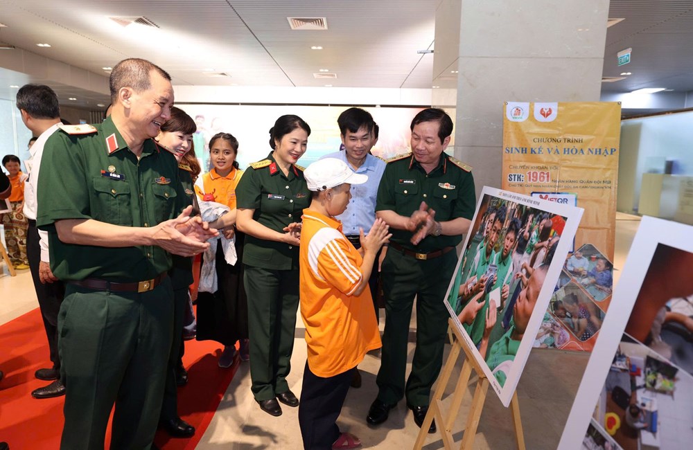 Giao lưu nghệ thuật và triển lãm ảnh “Theo ánh bình minh” - ảnh 7