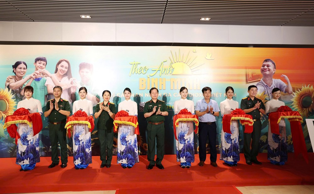 Giao lưu nghệ thuật và triển lãm ảnh “Theo ánh bình minh” - ảnh 1
