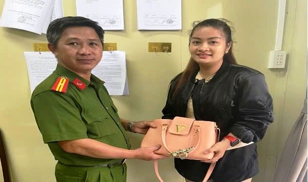 Trao lại tài sản cho khách du lịch bỏ quên ở Công viên Bạch Đằng Phú Quốc - ảnh 1