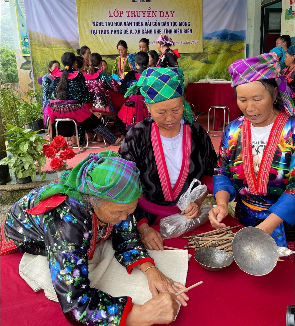Người Mông ở Điện Biên giữ nghề vẽ hoa văn trên vải truyền thống - ảnh 3
