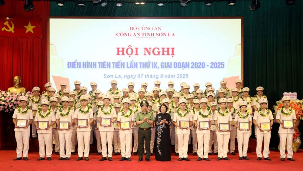 Công an tỉnh Sơn La tuyên dương 100 điển hình tiên tiến - ảnh 1