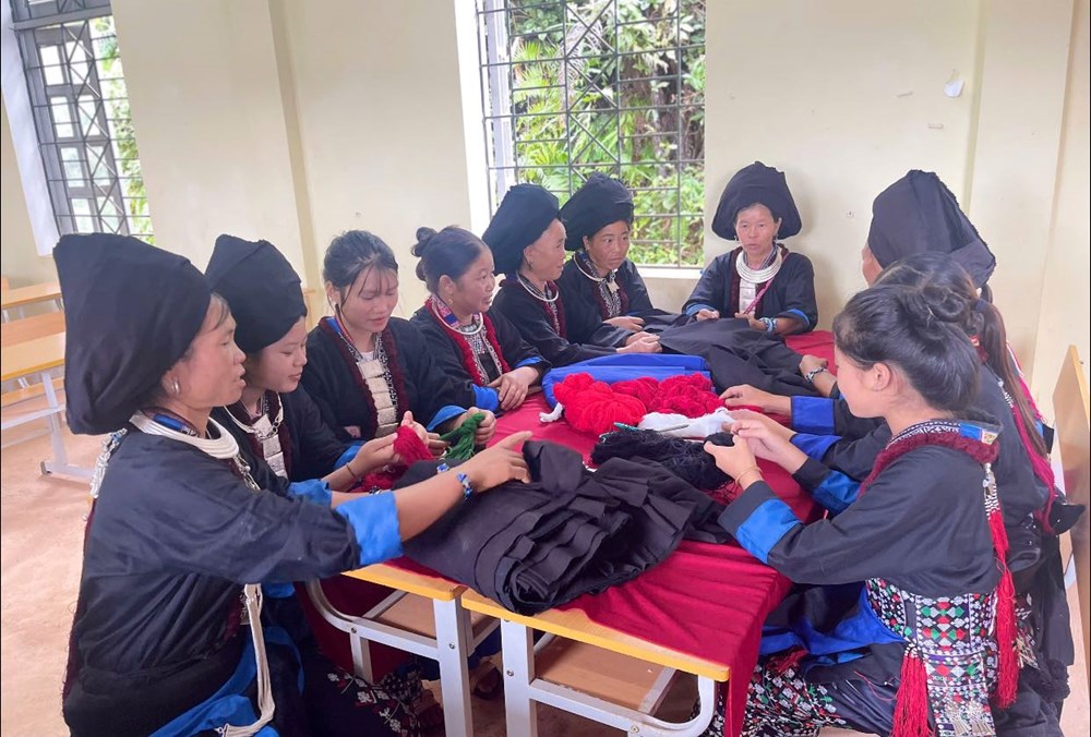 Người Dao khâu ở Điện Biên giữ nghề làm trang phục truyền thống - ảnh 2