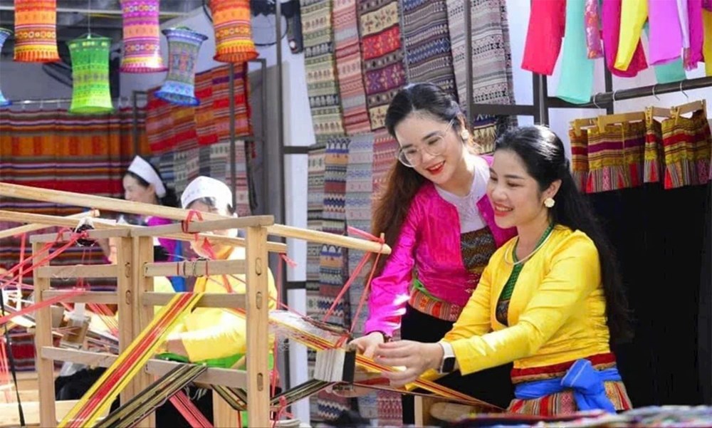 Nghệ thuật tạo hoa văn cạp váy của người Mường là di sản văn hóa phi vật thể quốc gia - ảnh 2