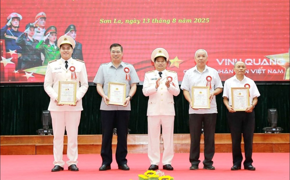 Sơn La kỷ niệm 80 năm ngày truyền thống Công an nhân dân - ảnh 3