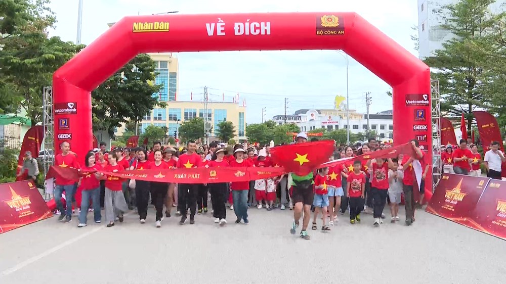 Điện Biên: 20.000 người hưởng ứng đi bộ “Cùng Việt Nam tiến bước” - ảnh 1