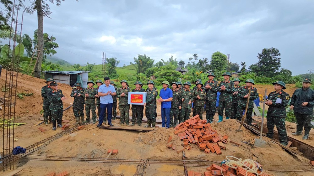 Biểu dương cán bộ, chiến sĩ giúp dân khắc phục hậu quả thiên tai tại Điện Biên - ảnh 2