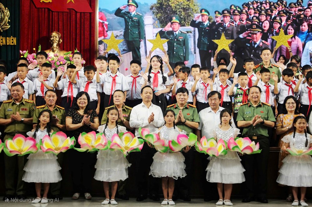 Công an Điện Biên tiếp nhận con nuôi và lưu học sinh 6 tỉnh Bắc Lào - ảnh 1