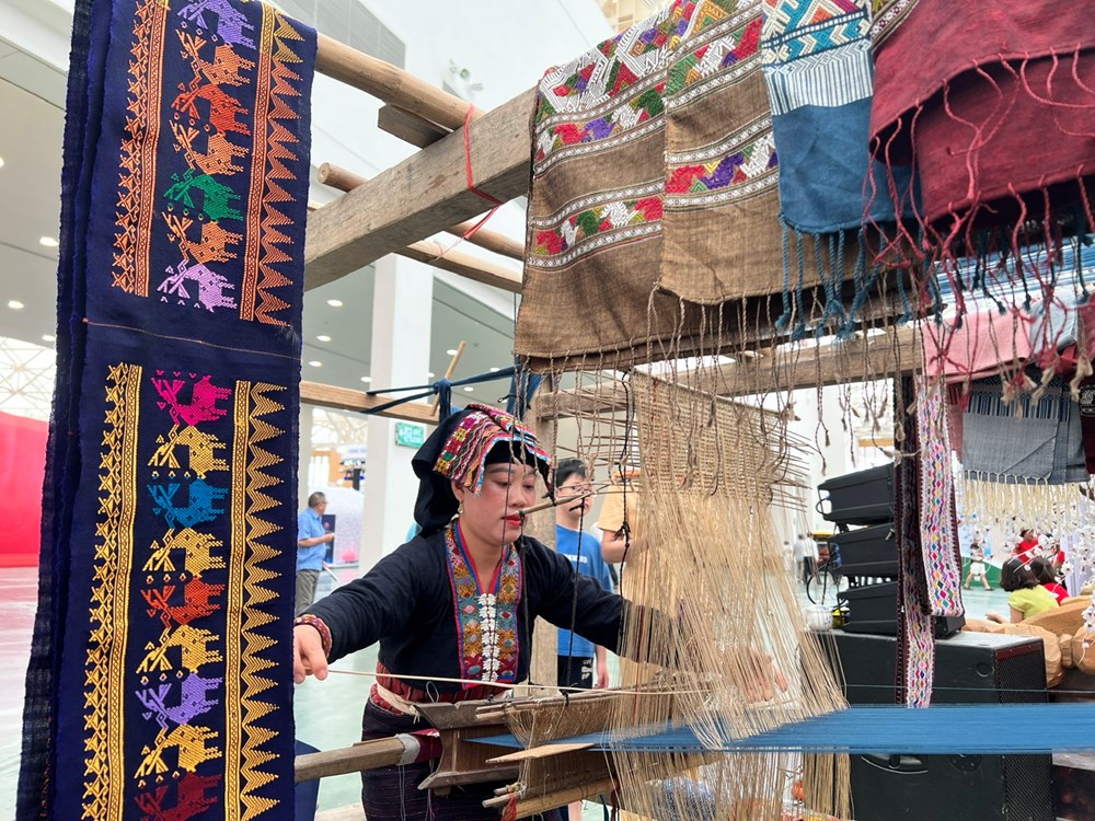 Sắc màu Điện Biên tại Triển lãm Thành tựu đất nước hút du khách - ảnh 13