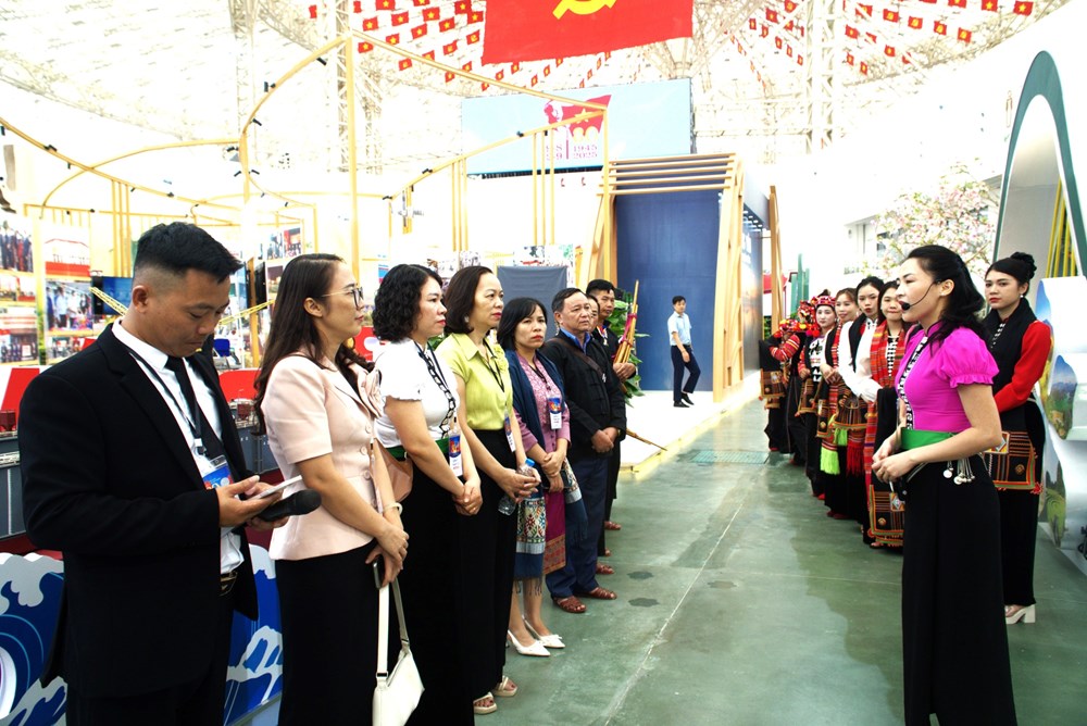 Sắc màu Điện Biên tại Triển lãm Thành tựu đất nước hút du khách - ảnh 3