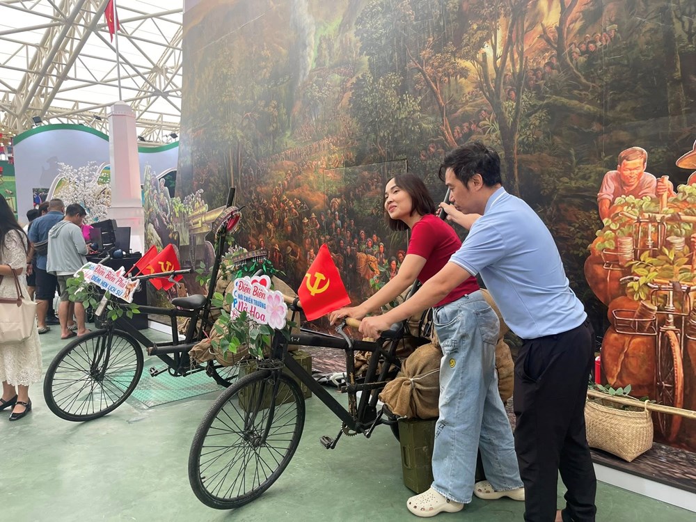 Sắc màu Điện Biên tại Triển lãm Thành tựu đất nước hút du khách - ảnh 7