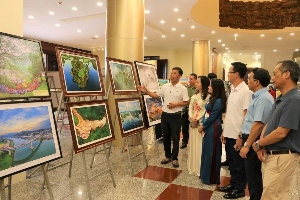 Triển lãm ảnh “Lào Cai - Sắc màu hội nhập và phát triển” - ảnh 1