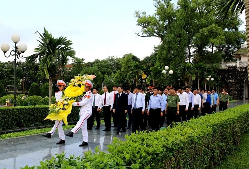 Dâng hương tưởng niệm các anh hùng liệt sĩ Chiến trường Điện Biên Phủ - ảnh 2
