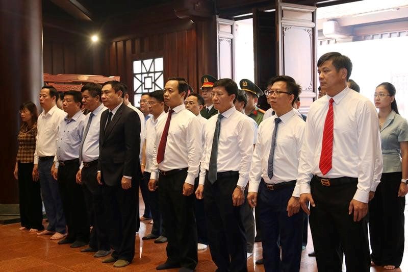 Dâng hương tưởng niệm các anh hùng liệt sĩ Chiến trường Điện Biên Phủ - ảnh 1