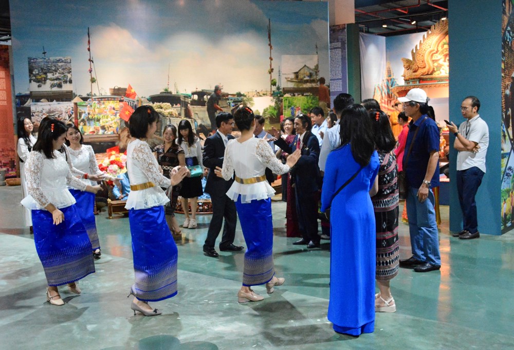Ấn tượng sắc màu 54 dân tộc Việt Nam tại Triển lãm Thành tựu đất nước - ảnh 13