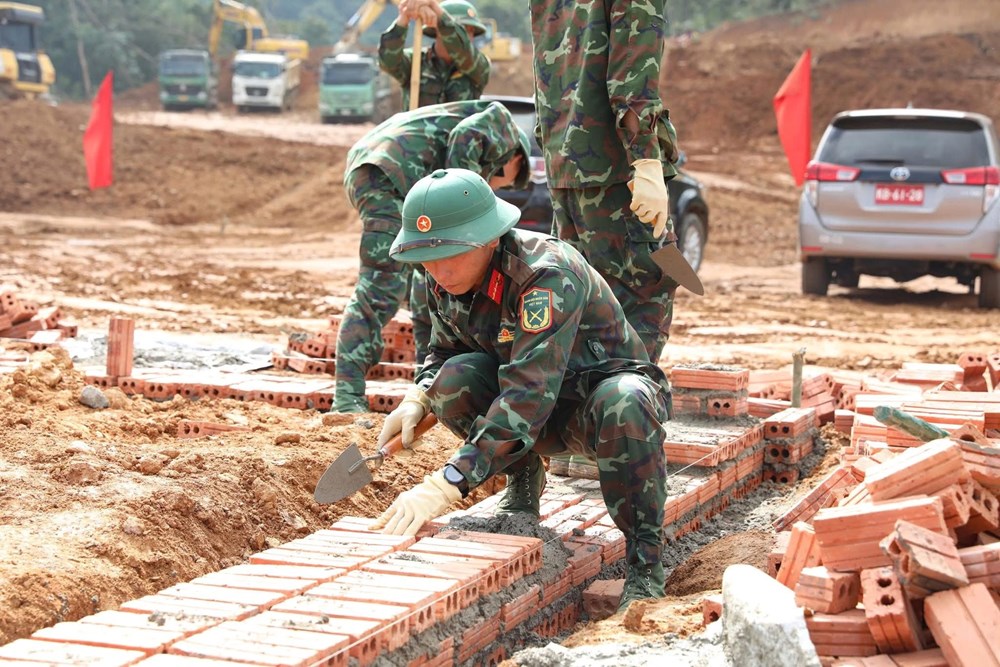 Chiến dịch thần tốc làm nhà cho người dân vùng lũ sớm ổn định cuộc sống - ảnh 3