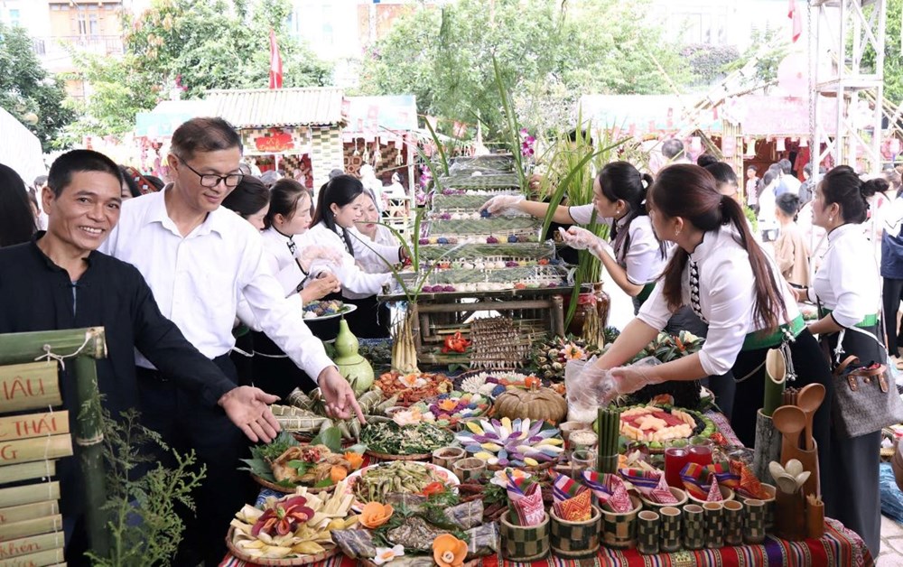 Đón “Tết độc lập” với đồng bào các dân tộc trên cao nguyên Mộc Châu - ảnh 7