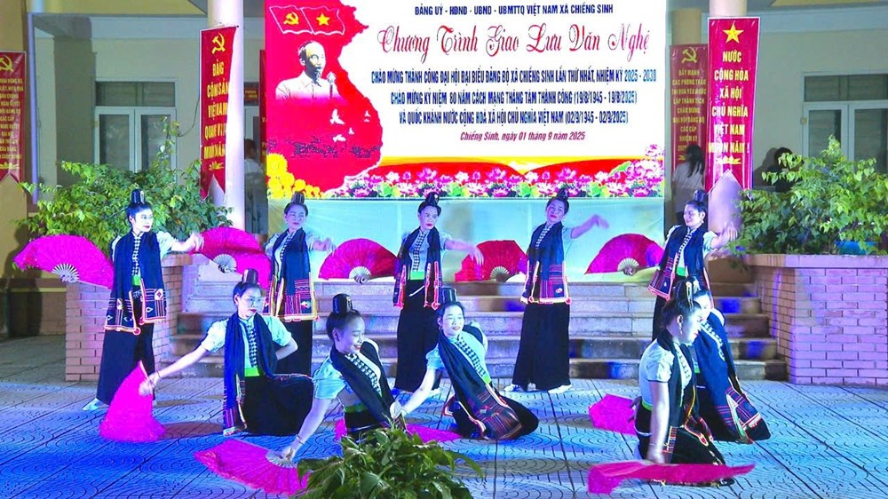 Đồng bào các dân tộc xã vùng cao Chiềng Sinh vui “Tết độc lập“ - ảnh 1