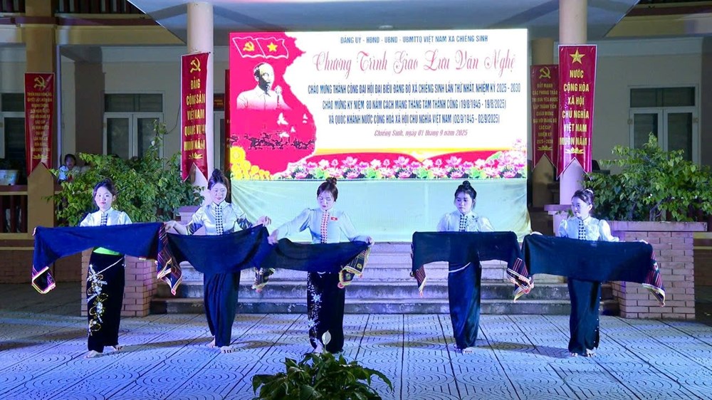 Đồng bào các dân tộc xã vùng cao Chiềng Sinh vui “Tết độc lập“ - ảnh 2