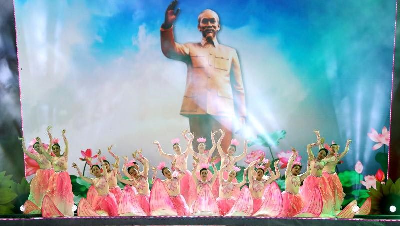 Ấn tượng, xúc động chương trình nghệ thuật “Vinh quang Việt Nam“ - ảnh 2