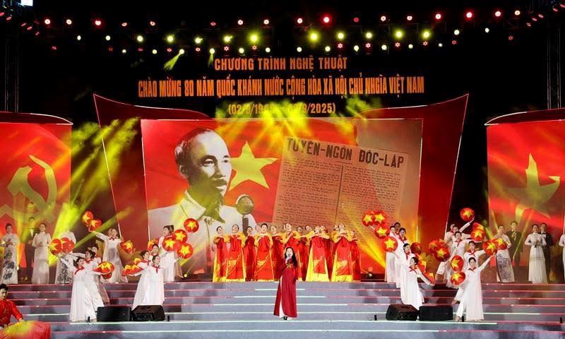 Ấn tượng, xúc động chương trình nghệ thuật “Vinh quang Việt Nam“ - ảnh 1