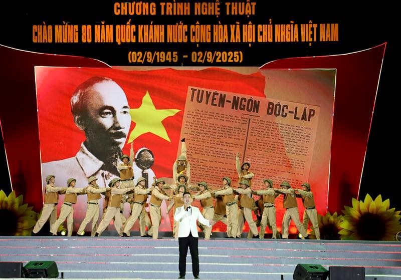 Ấn tượng, xúc động chương trình nghệ thuật “Vinh quang Việt Nam“ - ảnh 4