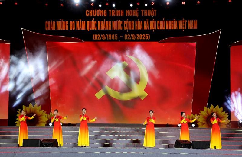 Ấn tượng, xúc động chương trình nghệ thuật “Vinh quang Việt Nam“ - ảnh 3