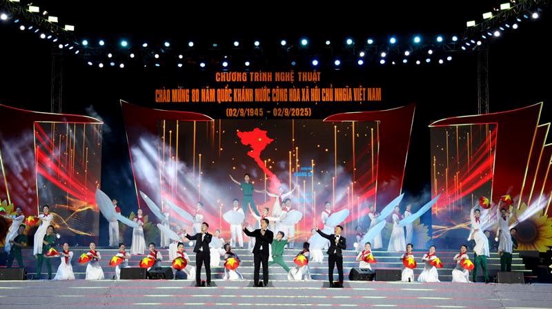 Ấn tượng, xúc động chương trình nghệ thuật “Vinh quang Việt Nam“ - ảnh 7