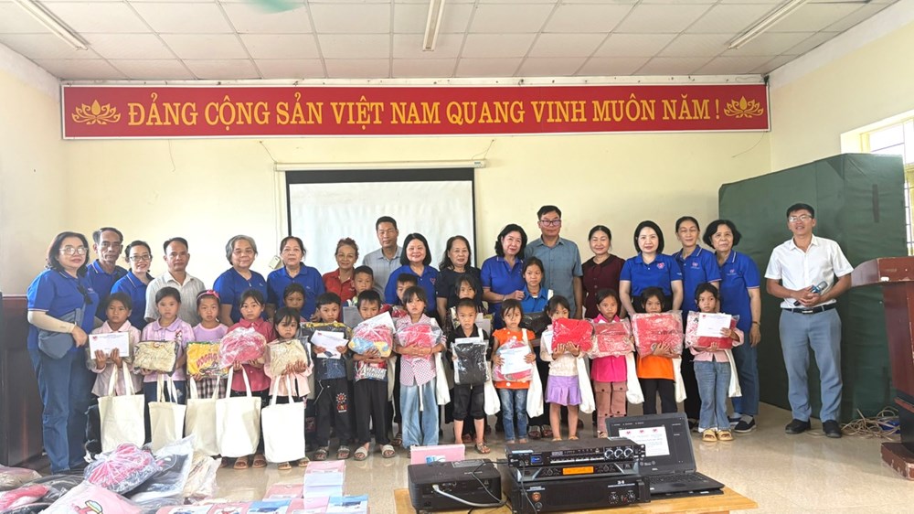 Trao hơn 100 suất quà cho trẻ em khuyết tật, mồ côi tại xã Xa Dung - ảnh 1